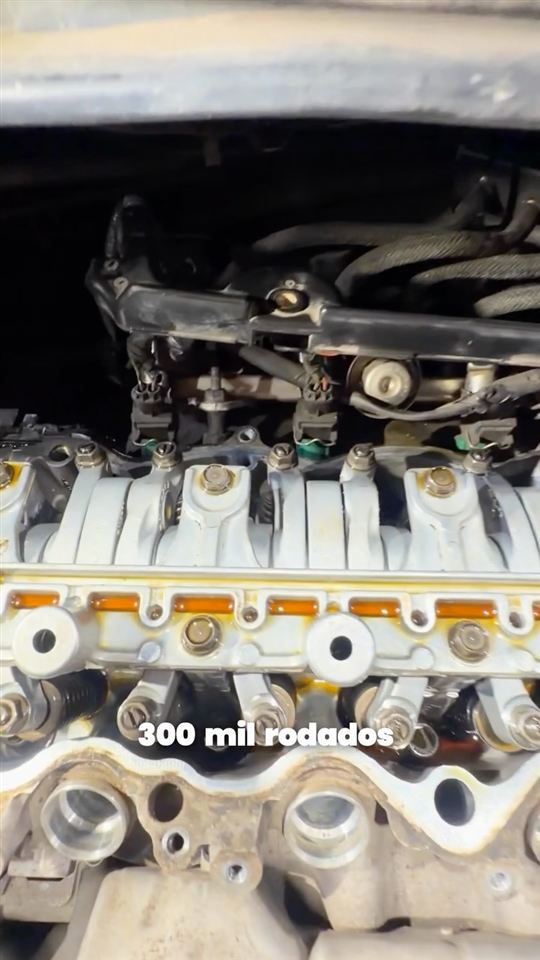 Cabeçote de motor Honda com 300 mil km rodados aberto na oficina