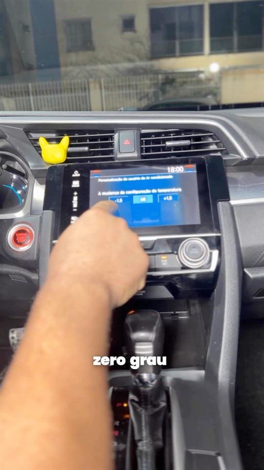 Central multimídia e alavanca de câmbio de um Honda Civic, dica zero grau